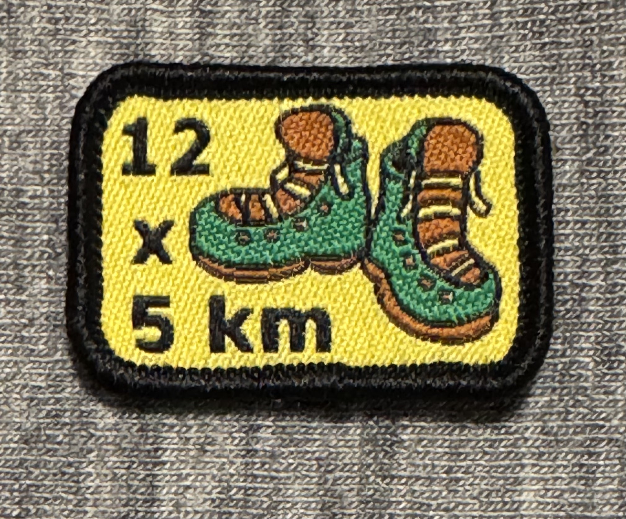 Gåmærke 12x5 km hver måned i et år, og man skal enten have uniform eller tørklæde på. 