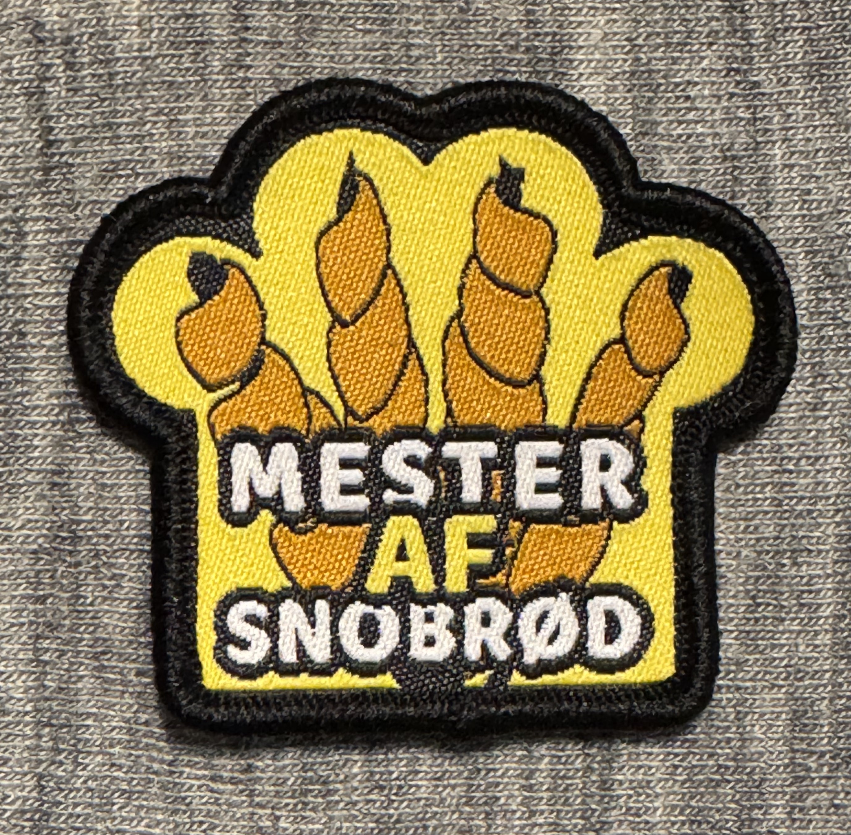 Snobrødsmærket For at tage snobrødsmærket skal man have lavet 4 snobrød med hvert sit indhold. Man skal også selv have snittet sin snobrødspind, været med til at lave snobrødsdejen og selv bagt sit snobrød, så det bliver dejligt og lige til at spise